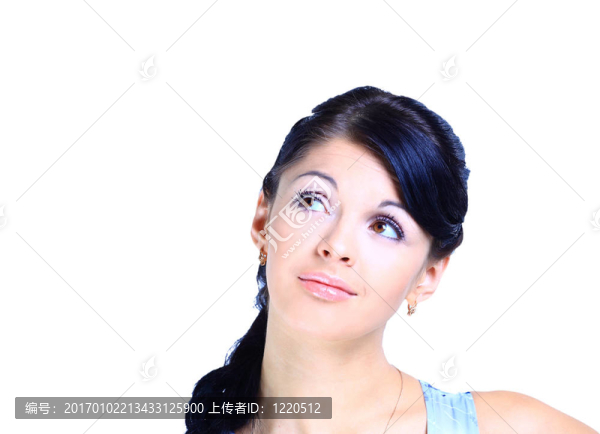 漂亮的年輕女人仰視孤立在白色背景的特寫肖像