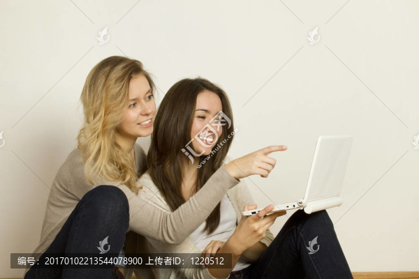 兩個有吸引力的朋友在家里