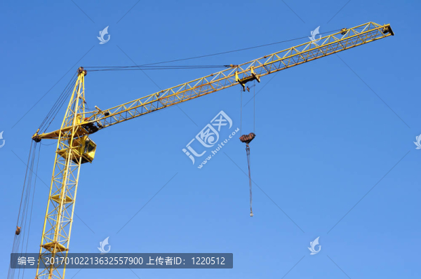 藍(lán)天背景下的建筑起重機(jī)