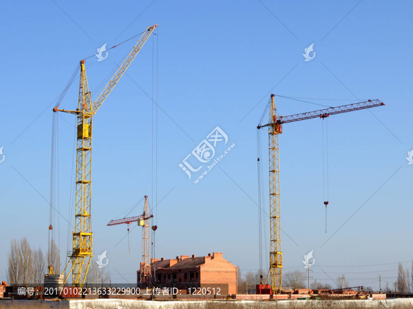 施工中的起重機(jī)和建筑物