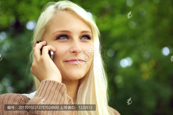 手機(jī)上容光煥發(fā)的年輕女人