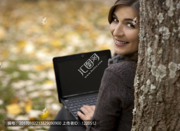 女人工作室外
