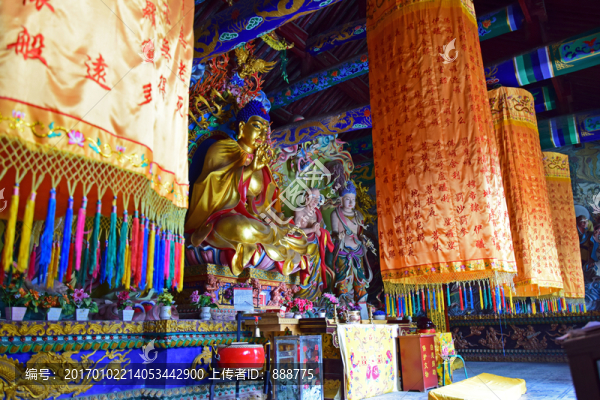 廟堂里的經幡和佛像