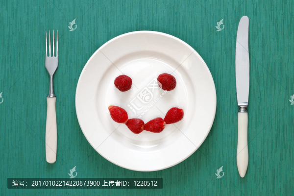 盤子上的草莓和刀子