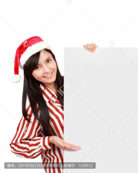 漂亮的女孩戴著紅色的圣誕帽；手里拿著一只手掌。