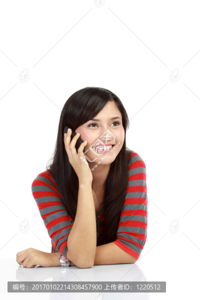 好看的亞洲女孩在手機上聊天和微笑。