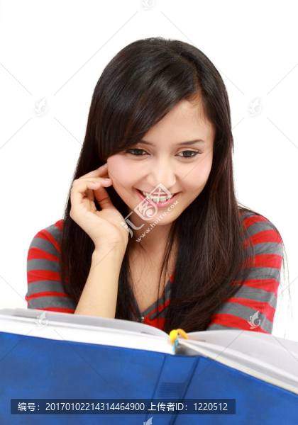 年輕漂亮的女孩讀書畫像