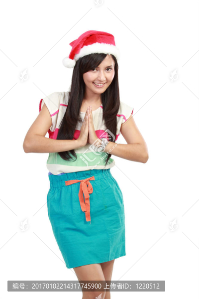 微笑美麗的年輕女子穿著圣誕老人