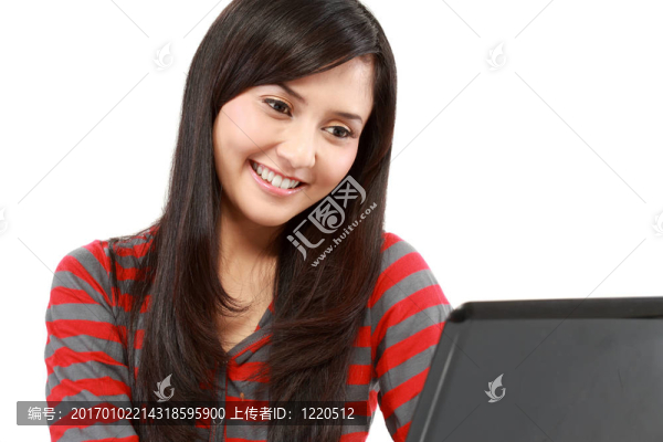 特寫(xiě)的年輕女人和筆記本電腦