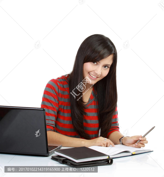 年輕女人和學(xué)生筆記本電腦和書