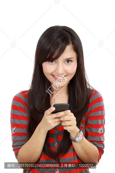 漂亮的亞洲女人給朋友發(fā)好消息
