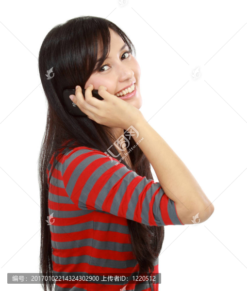 一個可愛的年輕女人在電話里說話