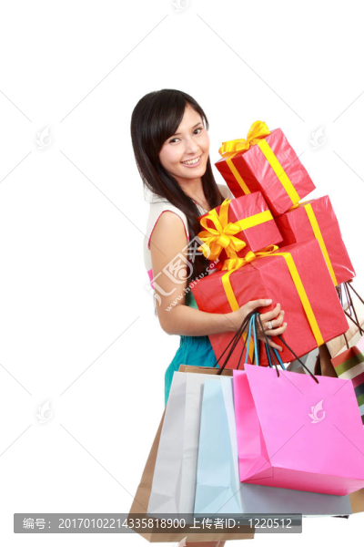 快樂購物女孩抱著袋子和禮品盒；完整的肖像孤立在白色背景。