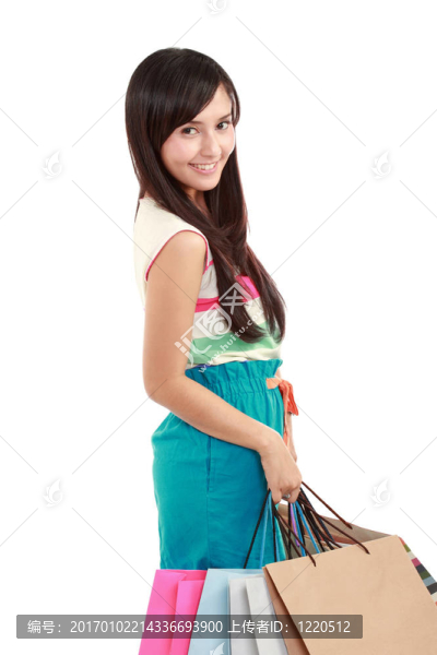 一個(gè)漂亮的亞洲女人拎著購(gòu)物袋