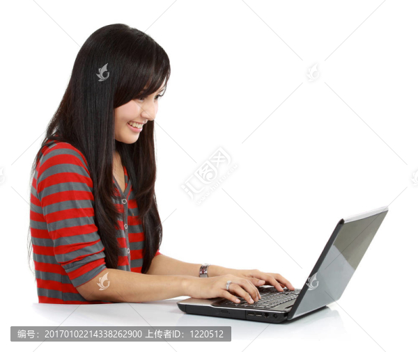 微笑的女人用筆記本電腦。