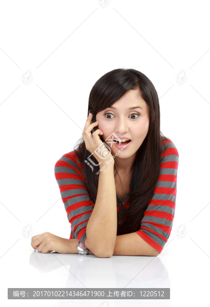 漂亮的亞洲女人；手機(jī)上的文字