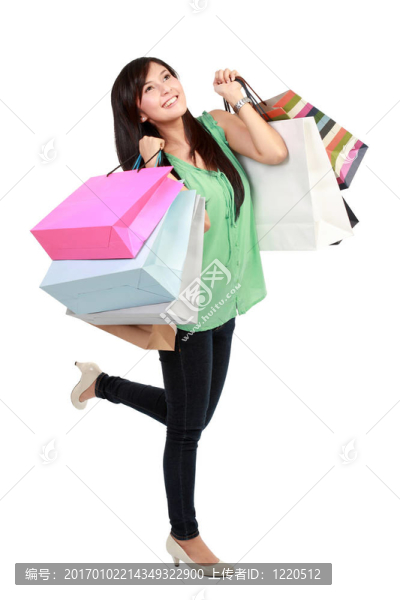 可愛的女人與購物袋超過白色