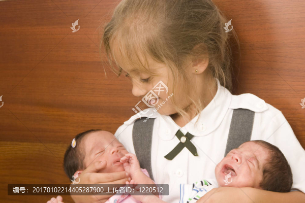 美麗的女孩和雙胞胎的嬰兒