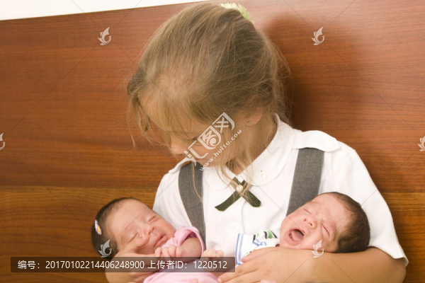 美麗的女孩和雙胞胎的嬰兒