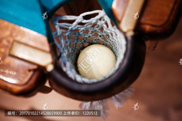 角臺(tái)球口袋中的臺(tái)球全球體。前視圖