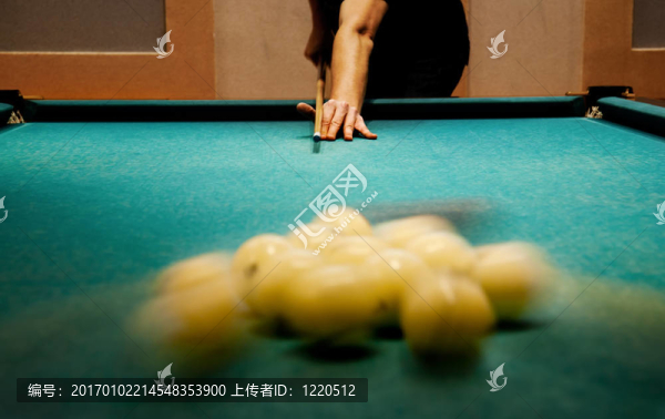男子打臺(tái)球。球破裂的時(shí)刻