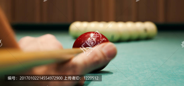 男子打臺球。球破裂的時(shí)刻