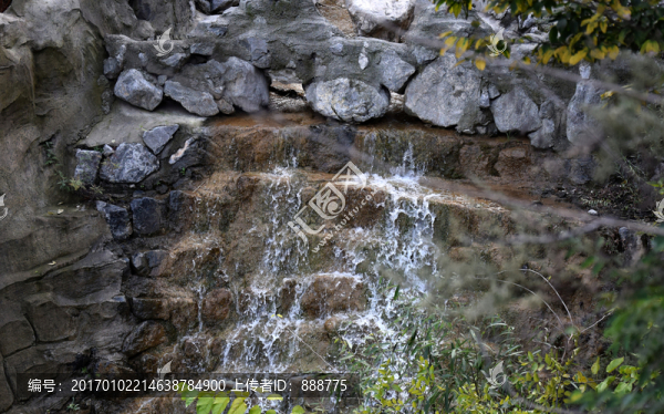 石頭河道里的白色水花