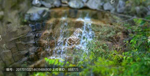 小河里的白色水花特寫