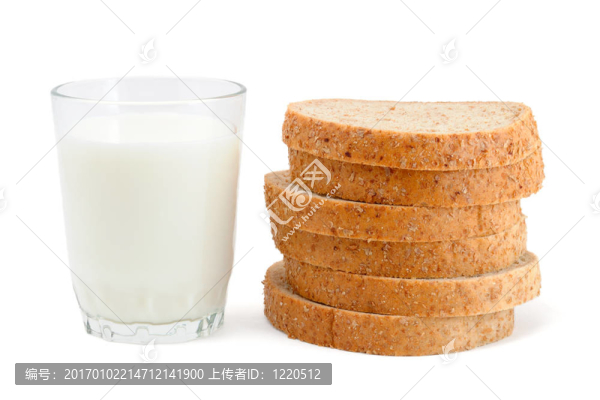 乳白色背景的牛奶和切片面包