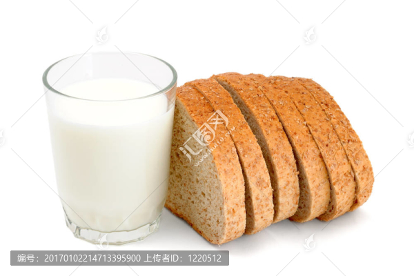乳白色背景的牛奶和切片面包