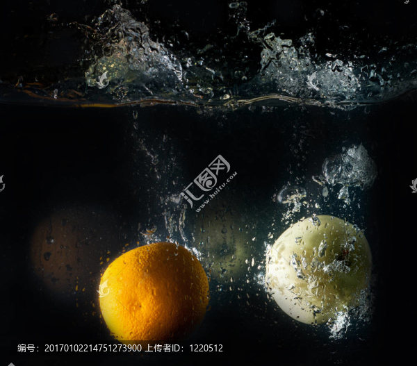 黃色蘋果和橘子在水中飛濺