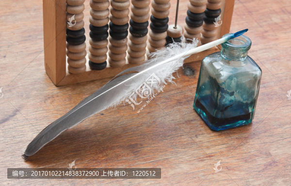 在木桌上羽毛筆和算盤舊玻璃瓶墨水