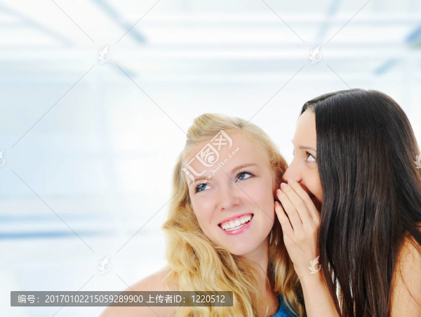 兩個美麗的女人在說秘密