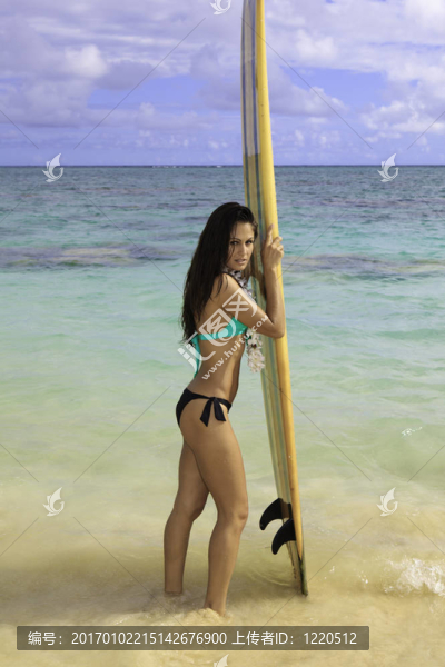 美麗的女孩站在她的沖浪板