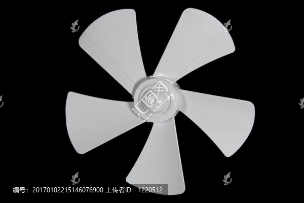 黑色背景下的葉輪風(fēng)扇