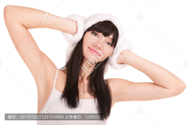 漂亮的女人與一個(gè)冬天的帽子和手套
