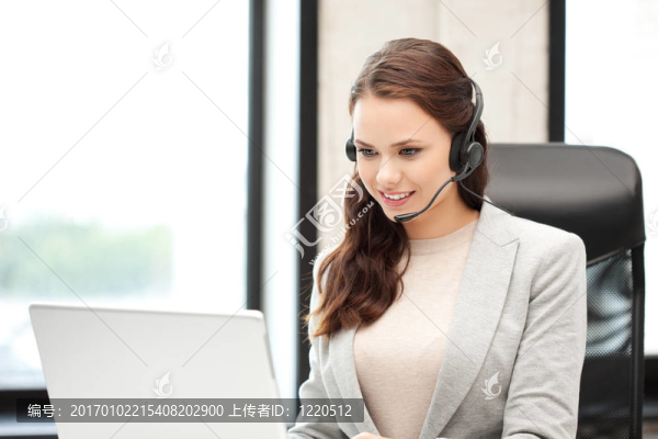隨著筆記本電腦服務(wù)熱線(xiàn)接線(xiàn)員