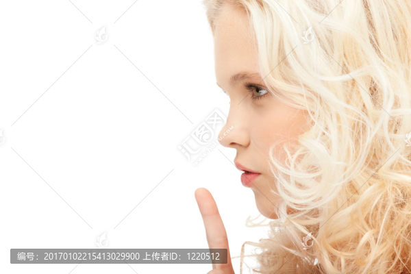 手指在嘴唇