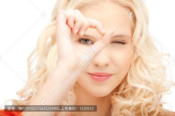 可愛(ài)的女人透過(guò)手指看洞