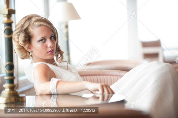 穿著白色禮服的年輕新娘