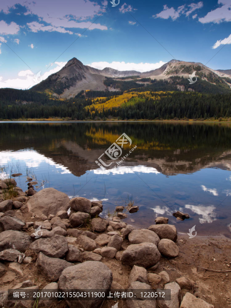 山上的湖