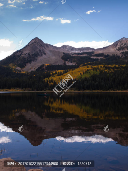 山上的湖