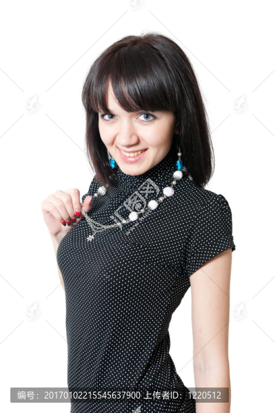穿著黑色上衣和短褲的小女孩