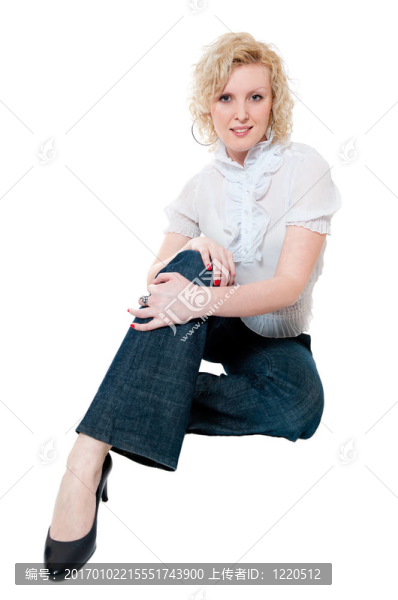 穿白襯衫和牛仔褲的女人