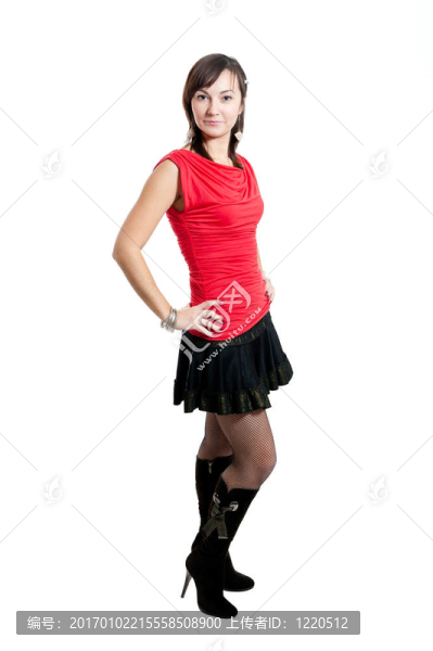 穿著紅色上衣和黑色裙子的美女