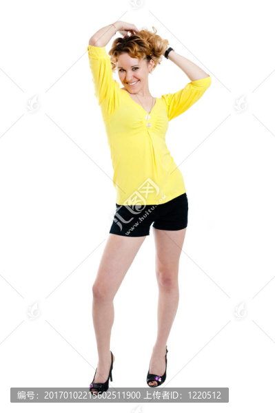 穿著黃色襯衫的年輕女孩