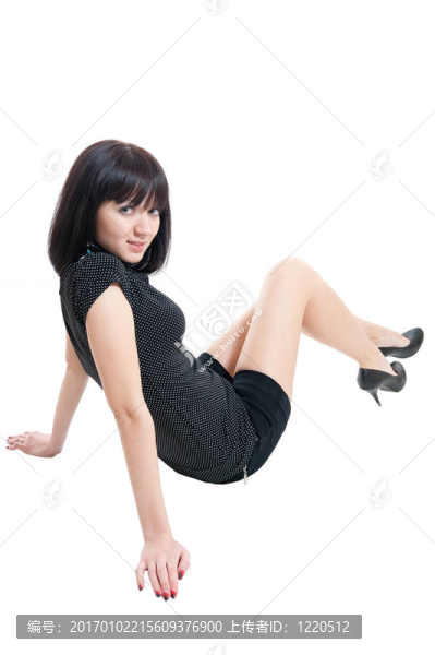 穿著黑色上衣和短褲的小女孩
