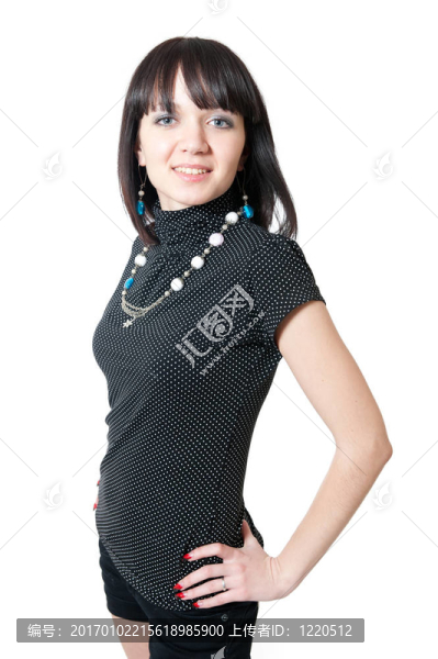 穿著黑色上衣和短褲的小女孩