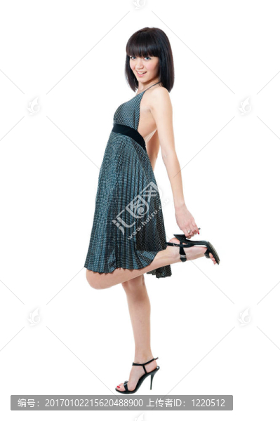 穿黑裙子的少女