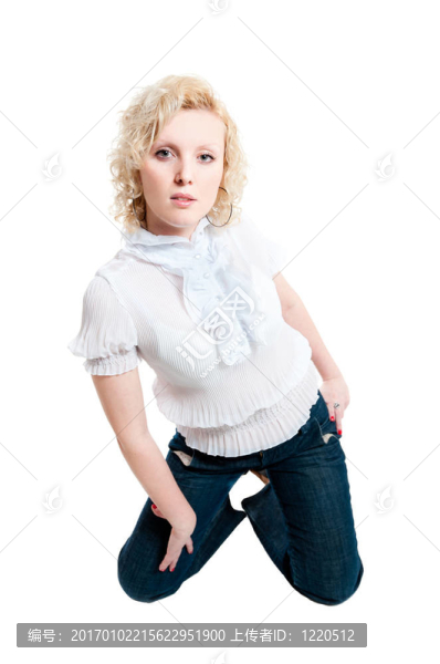 穿白襯衫和牛仔褲的女人
